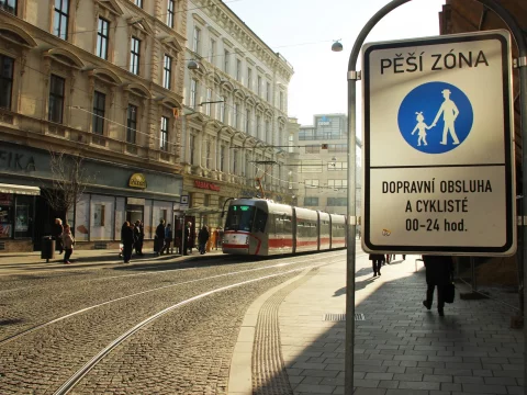 Provoz veřejné dopravy v pěší zóně, omezení individuální automobilové dopravy v klíčových úsecích sítě veřejné dopravy